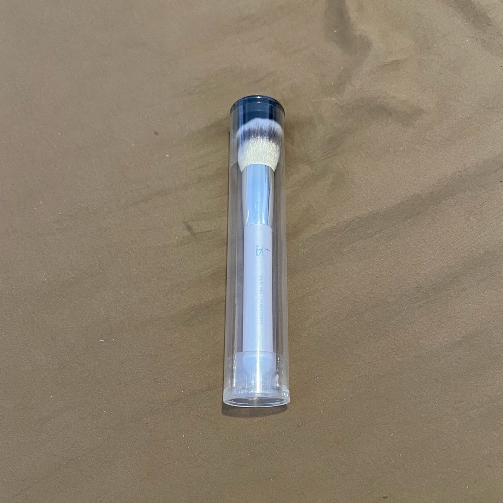 It Cosmetics Makeup Brush with Case